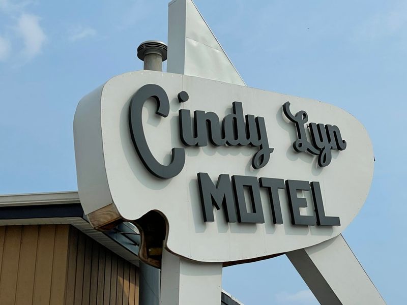 Cyndi Lyn Motel