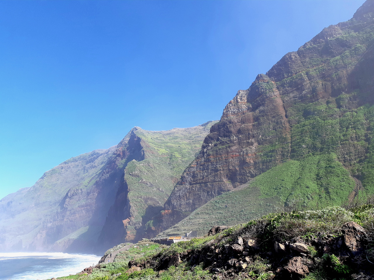 A picnic above the surf