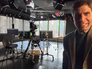 Jonathan Hoenig on set