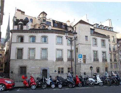 Rue des Ursins seen from the Quai aux Fleurs today