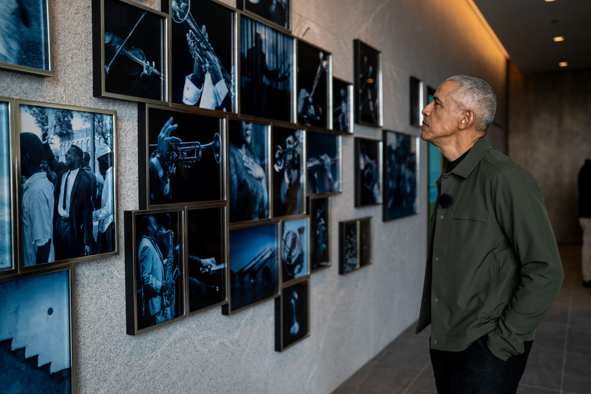 President Barack Obama looks at Carrie Mae Weems&rsquo; The Cool Blue Wind