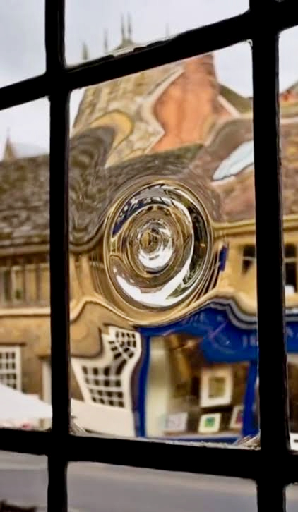 Bull&rsquo;s-eye glass: the beginning of a secret geometry