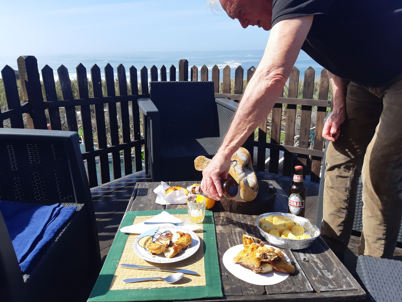 A picnic above the surf